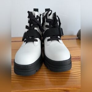 UGG ASHTON LACE UP BOOT WHITE LEATHER WATERPROOF HIGH TOP WOMENS US 7.5